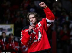 Nahnevaní fanúšikovia diablov vypískali guvernéra New Jersey Mikieho Sherrilla počas oslavy Jacka Hughesa po tom, čo demokrati zavrhli hokejové hviezdy tímu USA Americký hokejový hrdina Jack Hughes bol po návrate vyznamenaný New Jersey Devils