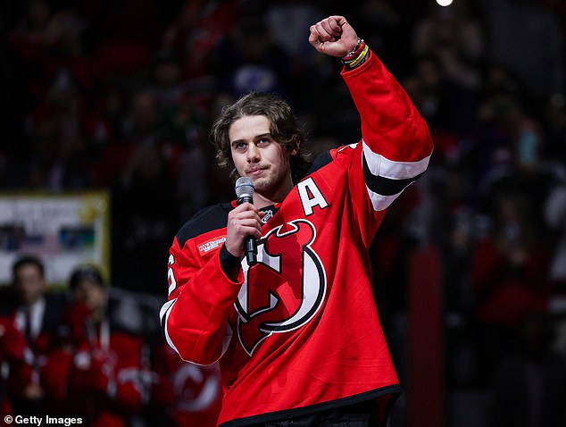 Nahnevaní fanúšikovia diablov vypískali guvernéra New Jersey Mikieho Sherrilla počas Americký hokejový hrdina Jack Hughes bol po návrate vyznamenaný New Jersey Devils