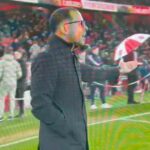 Liam Rosenior kričí na hráčov Arsenalu na ihrisku na Emirates Stadium