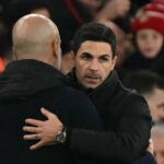 Mikel Arteta a Pep Guardiola sa objímajú.