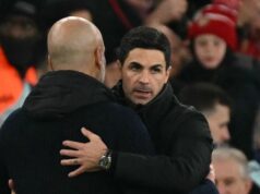 Najhorší strach Arsenalu z pretekov o titul vzrástol podľa predpovedí Man City – „Už sme to videli“ Mikel Arteta a Pep Guardiola sa objímajú.