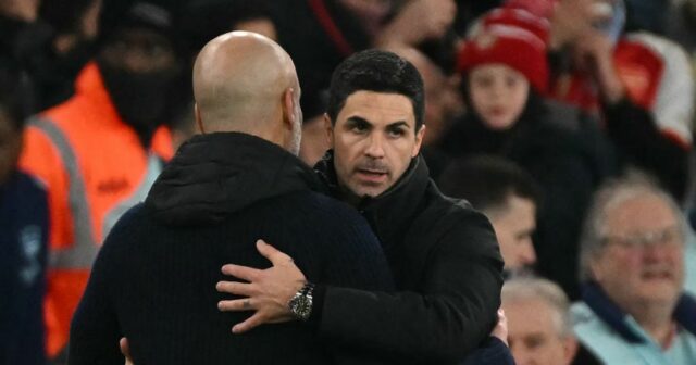 Mikel Arteta a Pep Guardiola sa objímajú.