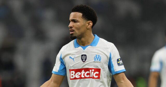 Najnovšie z Arsenalu: Aktualizácia o pôžičke Ethana Nwaneriho, ktorú vydal Ethan Nwaneri z Olympique de Marseille gestikuluje počas zápasu Francúzskeho pohára medzi Olympique de Marseille a Stade Rennais na Orange Velodrome