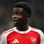 MILÁNO, TALIANSKO – 20. JANUÁRA: Bukayo Saka z Arsenalu FC reaguje počas fázy MD7 zápasu Ligy majstrov UEFA 2025/26 medzi FC Internazionale Milano a Arsenal FC na štadióne San Siro 20. januára 2026 v talianskom Miláne. (Foto: Marco Mantovani/Getty Images)