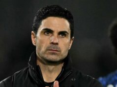 Najnovšie z Arsenalu: Komentáre Mylesa Lewisa-Skellyho hovoria jasnou rečou, keďže Mikel Arteta dostal varovanie Španielsky manažér Arsenalu Mikel Arteta tlieska fanúšikom po zápase anglickej Premier League medzi Brentfordom a Arsenalom na Gtech Community Stadium v Londýne 12. februára 2026.