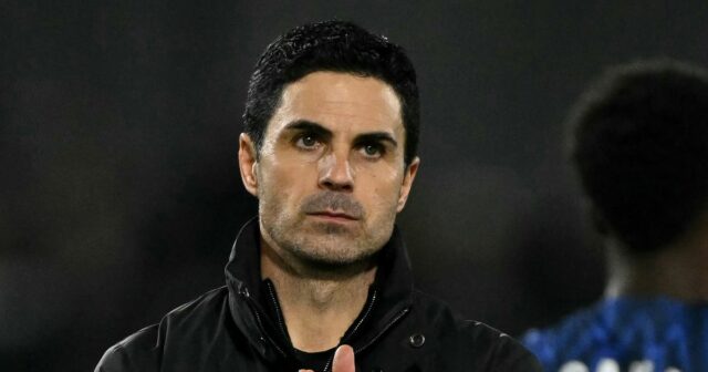 Španielsky manažér Arsenalu Mikel Arteta tlieska fanúšikom po zápase anglickej Premier League medzi Brentfordom a Arsenalom na Gtech Community Stadium v ​​Londýne 12. februára 2026. 