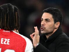 Najnovšie z Arsenalu: Mikel Arteta priznáva, že rozrušil Eberechiho Ezeho, keď Wayne Rooney nazval hviezdou Eberechi Eze z Arsenalu oslavuje po strelení gólu na 0:1 počas zápasu Premier League medzi Tottenhamom Hotspur a Arsenalom na štadióne Tottenham Hotspur 22. februára 2026 v Londýne v Anglicku.