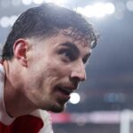 Lewis Miley z Newcastlu (vpravo) hrá proti Warrenovi Zaire-Emerymu z Paríža Saint-Germain (vpravo) počas fázy MD8 zápasu Ligy majstrov UEFA 2025/26 medzi Paris Saint-Germain a Newcastle United FC v Parc des Princes 28. januára 2026 v Paríži vo Francúzsku.