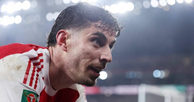 Lewis Miley z Newcastlu (vpravo) hrá proti Warrenovi Zaire-Emerymu z Paríža Saint-Germain (vpravo) počas fázy MD8 zápasu Ligy majstrov UEFA 2025/26 medzi Paris Saint-Germain a Newcastle United FC v Parc des Princes 28. januára 2026 v Paríži vo Francúzsku. 