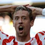 Peter Crouch z Aston Villy vyzerá šokovane po tom, čo nebolo vydané rozhodnutie o penalte počas zápasu FA Barclaycard Premiership medzi Southamptonom a Aston Villou na St. Mary's Stadium 8. mája 2004 v Southamptone v Anglicku.