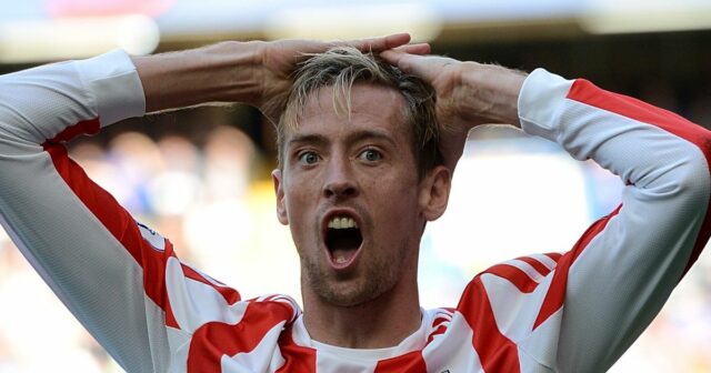Peter Crouch z Aston Villy vyzerá šokovane po tom, čo nebolo vydané rozhodnutie o penalte počas zápasu FA Barclaycard Premiership medzi Southamptonom a Aston Villou na St. Mary's Stadium 8. mája 2004 v Southamptone v Anglicku.