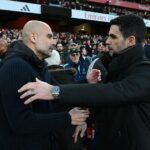 Pep Guardiola, manažér Manchestru City, sa objíma s Mikelom Artetom, manažérom Arsenalu, pred zápasom Premier League medzi Arsenal FC a Manchester City FC na Emirates Stadium