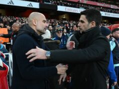 Nárok Man City na odpočet 40 až 60 bodov, keď Arsenal sledoval zápas o titul Pep Guardiola, manažér Manchestru City, sa objíma s Mikelom Artetom, manažérom Arsenalu, pred zápasom Premier League medzi Arsenal FC a Manchester City FC na Emirates Stadium