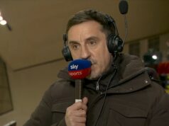 Narýchlo opravený komentár Garyho Nevilla v relácii Sky Sports posiela fanúšikov Arsenalu do zrútenia konšpiračných teórií v súvislosti s „opraveným“ bojom o titul v Premier League. Gary Neville sa stal terčom kritiky od niektorých fanúšikov Arsenalu za jeho nedeľný komentár