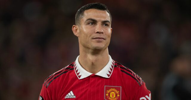 DŽIDDAH, SAUDSKÁ ARÁBIA - 26. SEPTEMBER: Karim Benzema z Al Ittihad a Cristiano Ronaldo z Al Nassr pred zápasom Saudi Pro League medzi Al Ittihad a Al Nassr v King Abdullah Sports City 26. septembra 2025 v Jeddah v Saudskej Arábii. (Foto: Yasser Bakhsh/Getty Images)