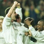 Bývalý futbalista a televízny expert Jimmy Floyd Hasselbaink sleduje zápas tretieho kola Carabao Cupu medzi Manchestrom City a Chelsea na Etihad Stadium 9. novembra 2022.