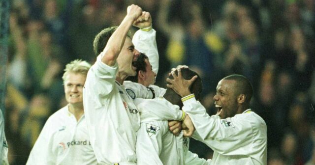 Bývalý futbalista a televízny expert Jimmy Floyd Hasselbaink sleduje zápas tretieho kola Carabao Cupu medzi Manchestrom City a Chelsea na Etihad Stadium 9. novembra 2022.