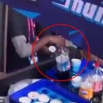 Videozáznam ukázal, ako predajca Thums Up nalieva nápoje späť do fľaše na štadióne Arun Jaitley v Dillí na svetovom pohári ICC T20.