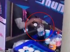 Nechutný čin zachytený kamerou na svetovom pohári ICC T20, ktorý by mal znepokojiť každého fanúšika kriketu v Indii Videozáznam ukázal, ako predajca Thums Up nalieva nápoje späť do fľaše na štadióne Arun Jaitley v Dillí na svetovom pohári ICC T20.