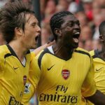 Emmanuel Adebayor oslavuje s Kolom Tourem a Tomášom Rosickým