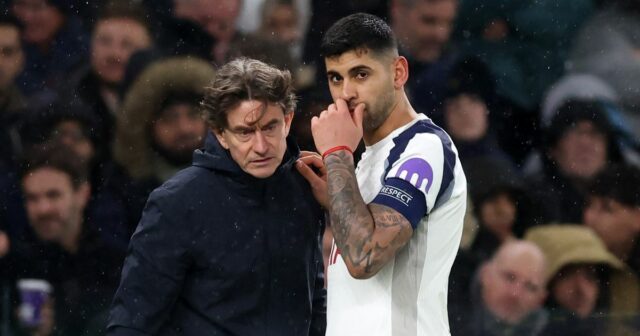   Thomas Frank, manažér / hlavný tréner Tottenhamu Hotspur, hovorí s Cristianom Romerom