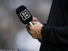 Netflix a Paramount zmeškajú obrovskú päťročnú zmluvu s Matchroomom Eddieho Hearna, pretože si vyberá súpera, pretože potrebuje „každý týždeň show“ Športová streamovacia služba DAZN podpísala novú päťročnú dohodu o právach so spoločnosťou Matchroom Boxing, ktorá pokrýva Spojené štáty a Spojené kráľovstvo.