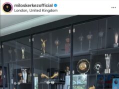 Neuveriteľnú zbierku trofejí Mohameda Salaha odhaľuje tímový kolega z Liverpoolu v luxusnom rodinnom dome Miloš Kerkez predviedol neuveriteľnú zbierku trofejí v dome Mohameda Salaha