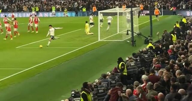 Archie Gray z Tottenhamu Hotspur počas zápasu Premier League medzi Tottenhamom Hotspur a Newcastle United na štadióne Tottenham Hotspur 10. februára 2026 v Londýne v Anglicku. 