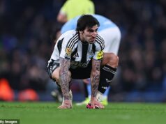 Newcastle Confidential: Frustrácia Sandra Tonaliho sa odhalila v neviditeľnom výbuchu, aktualizáciách zranení Lewisa Mileyho a Anthonyho Gordona, limite novej kapacity štadióna a Toonovi blízko k novému guru. Sandro Tonali dal najavo svoju frustráciu po tom, čo Newcastle v stredu vypadol z Carabao Cupu