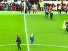 Newcastle odpovedal po tom, čo hráči narážali na to, že sa vzdali maskota na zápase Liverpoolu Maskot Newcastlu United zostal sám pred zápasom s Liverpoolom