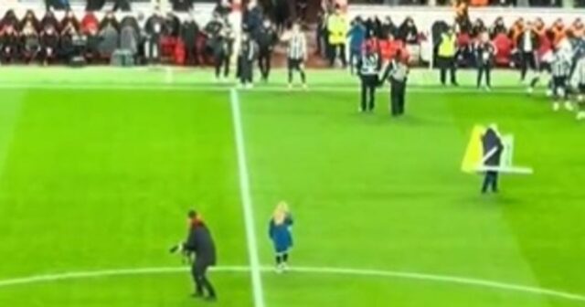 Maskot Newcastlu United zostal sám pred zápasom s Liverpoolom