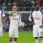 Xavi Simons z Tottenhamu Hotspur a jeho spoluhráči sa pozerajú na zápas fázy MD8 Ligy majstrov UEFA 2025/26 medzi Eintrachtom Frankfurt a Tottenhamom Hotspur na Frankfurt Stadion 28. januára 2026 vo Frankfurte nad Mohanom v Nemecku.