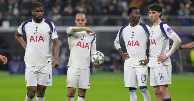 Xavi Simons z Tottenhamu Hotspur a jeho spoluhráči sa pozerajú na zápas fázy MD8 Ligy majstrov UEFA 2025/26 medzi Eintrachtom Frankfurt a Tottenhamom Hotspur na Frankfurt Stadion 28. januára 2026 vo Frankfurte nad Mohanom v Nemecku. 
