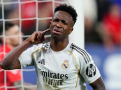 Nové vyšetrovanie Viniciusa Jr. sa otvorilo, pretože hviezda Realu Madrid bola vystavená ďalšiemu zneužívaniu PAMPLONA, ŠPANIELSKO – 21. FEBRUÁRA: Vinicius Junior z Realu Madrid CF oslavuje po strelení prvého gólu svojho tímu počas zápasu LaLiga EA Sports medzi CA Osasuna a Real Madrid CF na Estadio El Sadar 21. februára 2026 v Pamplone v Španielsku. (Foto: Ion Alcoba Beitia/Getty Images)