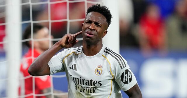 PAMPLONA, ŠPANIELSKO – 21. FEBRUÁRA: Vinicius Junior z Realu Madrid CF oslavuje po strelení prvého gólu svojho tímu počas zápasu LaLiga EA Sports medzi CA Osasuna a Real Madrid CF na Estadio El Sadar 21. februára 2026 v Pamplone v Španielsku. (Foto: Ion Alcoba Beitia/Getty Images)
