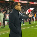 Liam Rosenior bol videný, ako nadáva na hráčov Arsenalu, keď ich počas rozcvičky pred semifinále Carabao Cupu v utorok večer vyzval, aby zostali na vlastnej polovici.