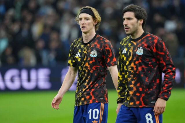 Novinár: Manchester United sleduje dvojitý prestupový nájazd Newcastlu
