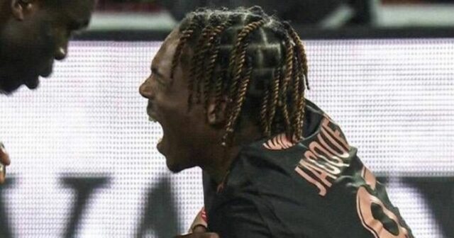 Nový chlapec Liverpoolu Jeremy Jacquet kričí v agónii a je nútený odísť pre zranenie | Futbal | Šport
