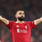 Mohamed Salah z Liverpoolu oslavuje tretí gól svojho tímu počas zápasu Ligy majstrov UEFA 2025/26 medzi Liverpool FC a Qarabag FK