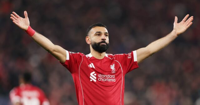 Mohamed Salah z Liverpoolu oslavuje tretí gól svojho tímu počas zápasu Ligy majstrov UEFA 2025/26 medzi Liverpool FC a Qarabag FK