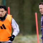 MANCHESTER, ANGLICKO – 17. JANUÁRA: Steve Holland a Michael Carrick, dočasný hlavný tréner Manchestru United, sa pozerajú počas zápasu Premier League medzi Manchestrom United a Manchestrom City na Old Trafford 17. januára 2026 v Manchestri v Anglicku. (Foto: Michael Regan/Getty Images)