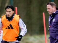 Nový tréner Man Utd rozrušil manželku okamžitou reakciou na pracovnú ponuku MANCHESTER, ANGLICKO – 17. JANUÁRA: Steve Holland a Michael Carrick, dočasný hlavný tréner Manchestru United, sa pozerajú počas zápasu Premier League medzi Manchestrom United a Manchestrom City na Old Trafford 17. januára 2026 v Manchestri v Anglicku. (Foto: Michael Regan/Getty Images)