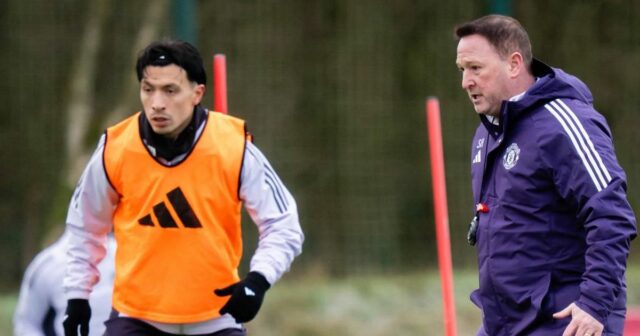 MANCHESTER, ANGLICKO – 17. JANUÁRA: Steve Holland a Michael Carrick, dočasný hlavný tréner Manchestru United, sa pozerajú počas zápasu Premier League medzi Manchestrom United a Manchestrom City na Old Trafford 17. januára 2026 v Manchestri v Anglicku. (Foto: Michael Regan/Getty Images)