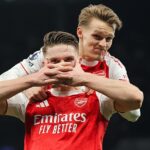 Martin Odegaard blahoželá Viktorovi Gyokeresovi po tom, čo druhý gól švédskeho útočníka zavŕšil jeho doterajší najlepší výkon za Arsenal proti Spurs.
