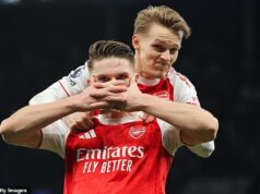 OLIVER HOLT: Útek Viktora Gyokeresa sa blíži – tu je to, čo zmenil (a Arsenal) v Spurs, čo mi ukázalo, že môže byť muž, ktorý im vyhrá titul Martin Odegaard blahoželá Viktorovi Gyokeresovi po tom, čo druhý gól švédskeho útočníka zavŕšil jeho doterajší najlepší výkon za Arsenal proti Spurs.