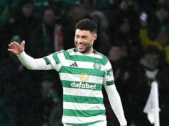 O’Neill víta faktor Ox po tom, čo Angličan vyjde z lavičky a dosiahne čistého víťaza debutu proti Livingstonu Oxlade-Chamberlain oslavuje svoj rozhodujúci gól, ktorý odpálil Livingstona