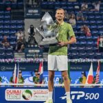Rus Daniil Medvedev získal 23. titul vo dvojhre na okruhu ATP po tom, čo zranený Tallon Griekspoor odstúpil zo sobotňajšieho finále. Griekspoor si v piatkovom semifinále poranil podkolennú šľachu