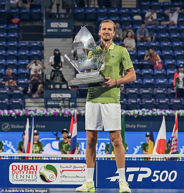 Obavy o tenisové hviezdy uviaznuté v Dubaji narastajú, keď iránske Rus Daniil Medvedev získal 23. titul vo dvojhre na okruhu ATP po tom, čo zranený Tallon Griekspoor odstúpil zo sobotňajšieho finále. Griekspoor si v piatkovom semifinále poranil podkolennú šľachu