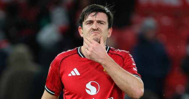 Harry Maguire z Manchestru United reaguje po zápase tretieho kola Emirates FA Cup medzi Manchestrom United a Brighton & Hove Albion 11. januára 2026 v Manchestri v Anglicku.