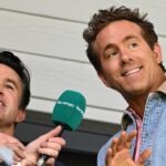 Spolumajitelia Wrexhamu Rob McElhenney a Ryan Reynolds na tribúne na Racecourse Ground